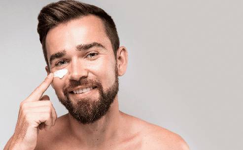 Gesichtscreme für Männer und andere Pflegeprodukte, die in der Pflegeroutine der männlichen Haut nicht fehlen dürfen.