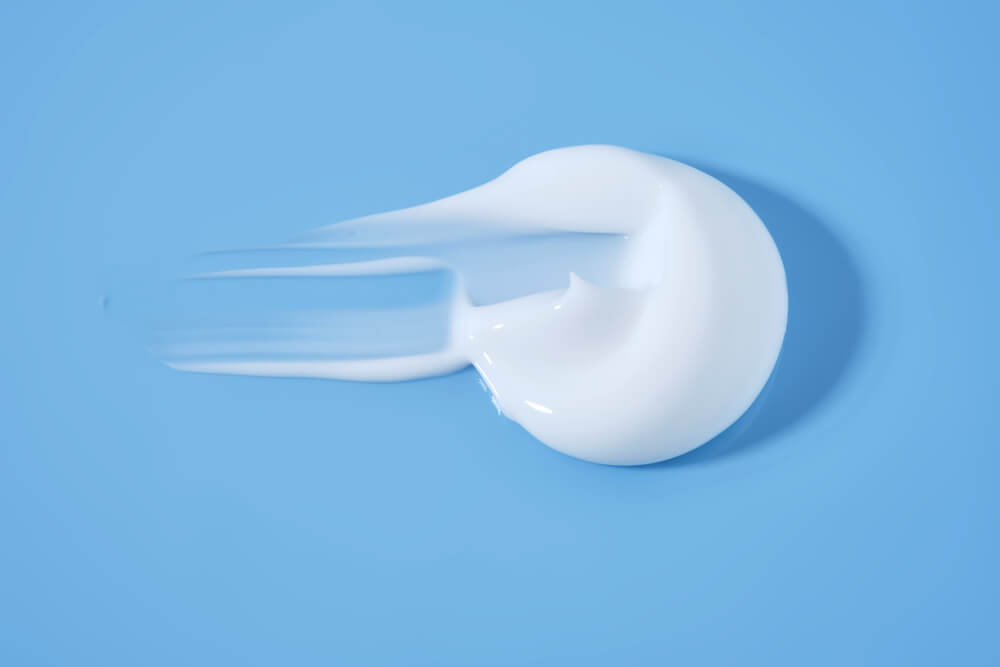 Kremy do stóp z mocznikiem – skuteczna pomoc na suchą skórę i popękane pięty